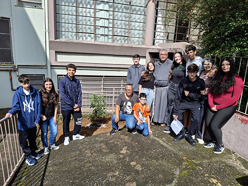 Pe-de-Manaca-plantado-em-homenagem-ao-papa-Francisco-26-04-25-1