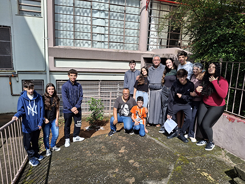 Pe-de-Manaca-plantado-em-homenagem-ao-papa-Francisco-26-04-25-2