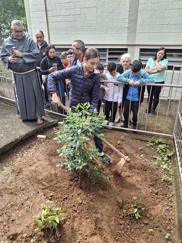 Pe-de-Manaca-plantado-em-homenagem-ao-papa-Francisco-26-04-25-22