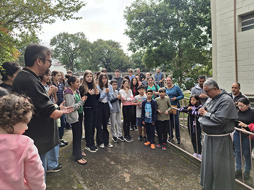 Pe-de-Manaca-plantado-em-homenagem-ao-papa-Francisco-26-04-25-25