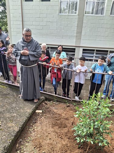 Pe-de-Manaca-plantado-em-homenagem-ao-papa-Francisco-26-04-25-26