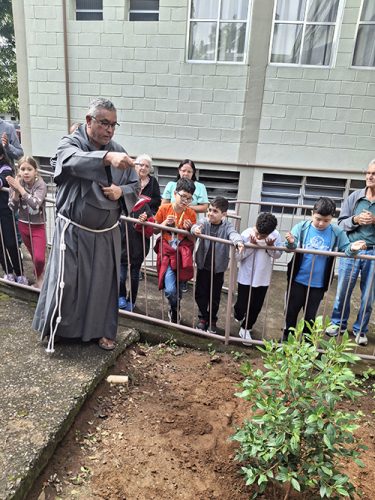 Pe-de-Manaca-plantado-em-homenagem-ao-papa-Francisco-26-04-25-27