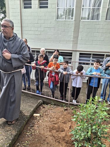 Pe-de-Manaca-plantado-em-homenagem-ao-papa-Francisco-26-04-25-28