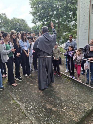 Pe-de-Manaca-plantado-em-homenagem-ao-papa-Francisco-26-04-25-29