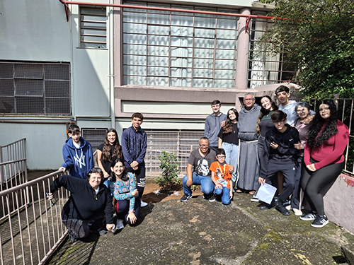 Pe-de-Manaca-plantado-em-homenagem-ao-papa-Francisco-26-04-25-3