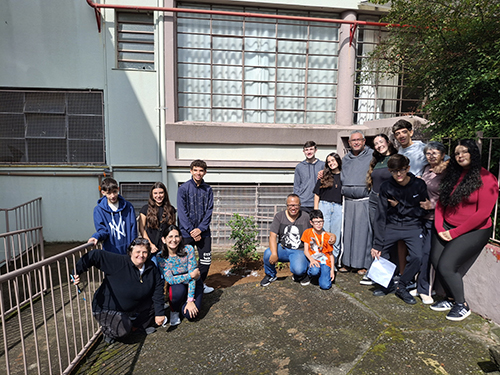 Pe-de-Manaca-plantado-em-homenagem-ao-papa-Francisco-26-04-25-5